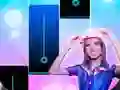 Spill Ana emilia Piano Tiles online